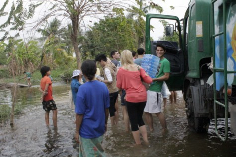 Nhiệt tình mang những chai nước suối đến với bà con đang chịu thiên tai. Nhiệt tình mang những chai nước suối đến với bà con đang chịu thiên tai.
