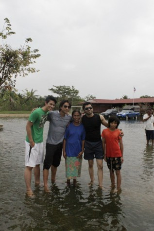 Nhiều người dân Thái đã đến xin chụp hình cùng Mister Việt Nam. Nhiều người dân Thái đã đến xin chụp hình cùng Mister Việt Nam.