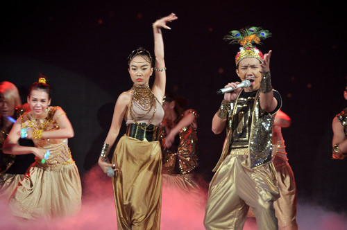 Đoan Trang - Trấn Thành rực rỡ và bùng nổ với bài "Nữ thần". Đoan Trang - Trấn Thành rực rỡ và bùng nổ với bài "Nữ thần".