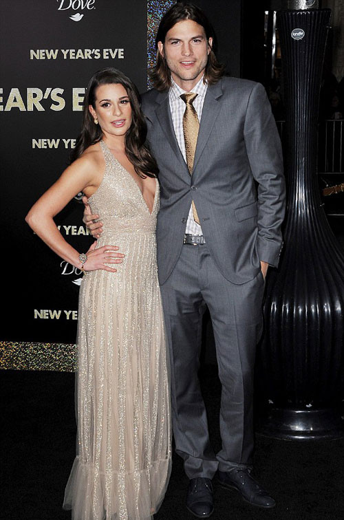 Chồng Demi Moore lộ liễu "soi" ngực Lea Michele ảnh 7 Trong bộ phim 'New Year's Eve', Ashton và Lea vào vai Randy và Elise, hai người vô tình bị kẹt trong thang máy và sau đó phải lòng nhau. Kết thúc phim, Randy và Elise có một màn 'khóa môi' sướt mướt và say đắm.