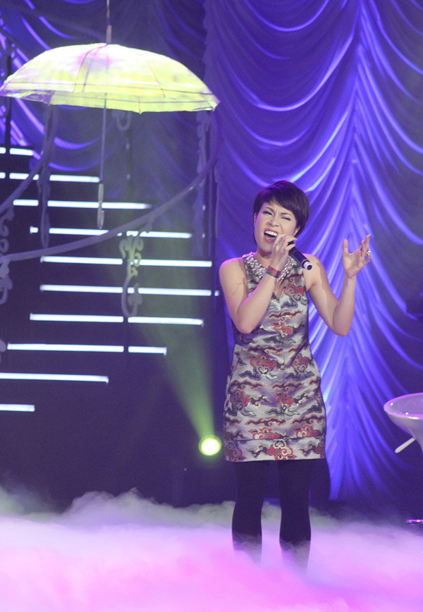 Uyên Linh ăn mặc quá già so với tuổi khi hát "Giấc mơ tôi" (Quốc Trung) và "Cơn mưa mùa đông" (Dương Thụ). Uyên Linh ăn mặc quá già so với tuổi khi hát "Giấc mơ tôi" (Quốc Trung) và "Cơn mưa mùa đông" (Dương Thụ).