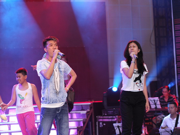 Mr Đàm cho biết, trong số ba ca khúc mà họ trình diễn tối nay, “Tiếng trống Mê Linh” sẽ được dàn dựng hoành tráng, công phu nhất. Cả hai sẽ hóa thành những nhân vật lịch sử, trong đó Kim Thư sẽ vào vai Thái hậu Dương Vân Nga. Mr Đàm cho biết, trong số ba ca khúc mà họ trình diễn tối nay, “Tiếng trống Mê Linh” sẽ được dàn dựng hoành tráng, công phu nhất. Cả hai sẽ hóa thành những nhân vật lịch sử, trong đó Kim Thư sẽ vào vai Thái hậu Dương Vân Nga.