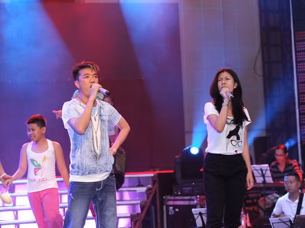 Mr Đàm cho biết, trong số ba ca khúc mà họ trình diễn tối nay, “Tiếng trống Mê Linh” sẽ được dàn dựng hoành tráng, công phu nhất. Cả hai sẽ hóa thành những nhân vật lịch sử, trong đó Kim Thư sẽ vào vai Thái hậu Dương Vân Nga. Mr Đàm cho biết, trong số ba ca khúc mà họ trình diễn tối nay, “Tiếng trống Mê Linh” sẽ được dàn dựng hoành tráng, công phu nhất. Cả hai sẽ hóa thành những nhân vật lịch sử, trong đó Kim Thư sẽ vào vai Thái hậu Dương Vân Nga.