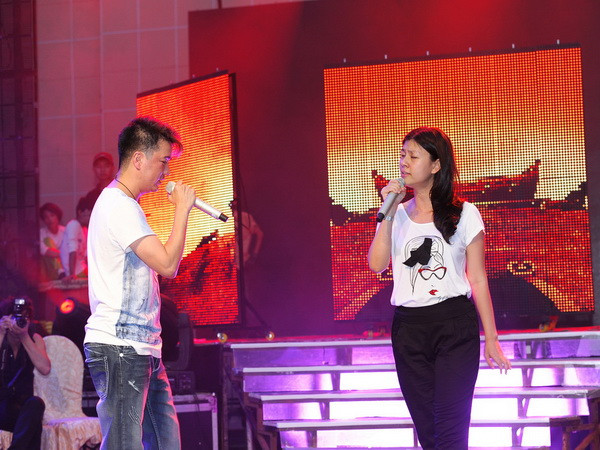 Tuy bị cư dân mạng “ném đá” khá nhiều do những phát ngôn có phần tự tin trên một số tờ báo gần đây, nhưng Mr Đàm vẫn tỏ ra không hề nao núng. Anh và Kim Thư sẽ nỗ lực hết sức để chinh phục khán giả trong đêm thi mang tính quyết định này. Tuy bị cư dân mạng “ném đá” khá nhiều do những phát ngôn có phần tự tin trên một số tờ báo gần đây, nhưng Mr Đàm vẫn tỏ ra không hề nao núng. Anh và Kim Thư sẽ nỗ lực hết sức để chinh phục khán giả trong đêm thi mang tính quyết định này.