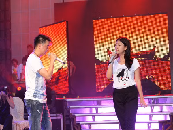 Tuy bị cư dân mạng “ném đá” khá nhiều do những phát ngôn có phần tự tin trên một số tờ báo gần đây, nhưng Mr Đàm vẫn tỏ ra không hề nao núng. Anh và Kim Thư sẽ nỗ lực hết sức để chinh phục khán giả trong đêm thi mang tính quyết định này. Tuy bị cư dân mạng “ném đá” khá nhiều do những phát ngôn có phần tự tin trên một số tờ báo gần đây, nhưng Mr Đàm vẫn tỏ ra không hề nao núng. Anh và Kim Thư sẽ nỗ lực hết sức để chinh phục khán giả trong đêm thi mang tính quyết định này.