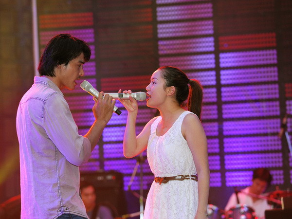 Cặp đôi Quách Ngọc Ngoan - Ngọc Anh vẫn tỏ ra bình thản trong lúc tập. So với hai cặp đôi kia, “song Ngọc” không quá ồn ào, nhưng cứ từ từ tiến sâu vào vòng trong. Cặp đôi Quách Ngọc Ngoan - Ngọc Anh vẫn tỏ ra bình thản trong lúc tập. So với hai cặp đôi kia, “song Ngọc” không quá ồn ào, nhưng cứ từ từ tiến sâu vào vòng trong.