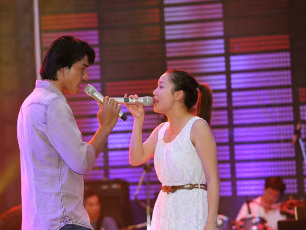 Cặp đôi Quách Ngọc Ngoan - Ngọc Anh vẫn tỏ ra bình thản trong lúc tập. So với hai cặp đôi kia, “song Ngọc” không quá ồn ào, nhưng cứ từ từ tiến sâu vào vòng trong. Cặp đôi Quách Ngọc Ngoan - Ngọc Anh vẫn tỏ ra bình thản trong lúc tập. So với hai cặp đôi kia, “song Ngọc” không quá ồn ào, nhưng cứ từ từ tiến sâu vào vòng trong.