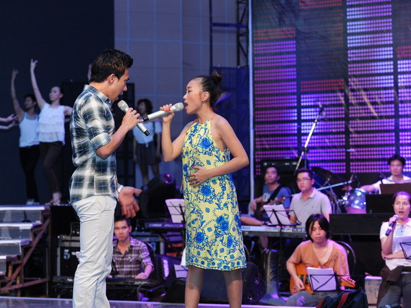 Tối nay, Đoan Trang và Trấn Thành sẽ thể hiện ba ca khúc. Trong đó, có hai bài hoàn toàn mới là “Chỉ có đôi ta” và “Nữ thần”. Hai ca khúc với hai phong cách hoàn toàn đối lập nhau, sẽ được cặp đôi dàn dựng công phu với nhiều “tuyệt chiêu”. Tối nay, Đoan Trang và Trấn Thành sẽ thể hiện ba ca khúc. Trong đó, có hai bài hoàn toàn mới là “Chỉ có đôi ta” và “Nữ thần”. Hai ca khúc với hai phong cách hoàn toàn đối lập nhau, sẽ được cặp đôi dàn dựng công phu với nhiều “tuyệt chiêu”.