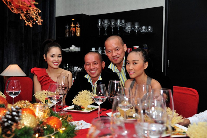 Có cả anh em song sinh Hữu Phú, Hữu Quý, hai ông chủ của khách sạn White Palace. Có cả anh em song sinh Hữu Phú, Hữu Quý, hai ông chủ của khách sạn White Palace.