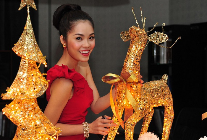 Dương Cẩm Lynh làm cử chỉ biệu lộ sự hào hứng với chú tuần lộc dẫn đường cho ông già Noel đi phát quà cho trẻ em. Dương Cẩm Lynh làm cử chỉ biệu lộ sự hào hứng với chú tuần lộc dẫn đường cho ông già Noel đi phát quà cho trẻ em.