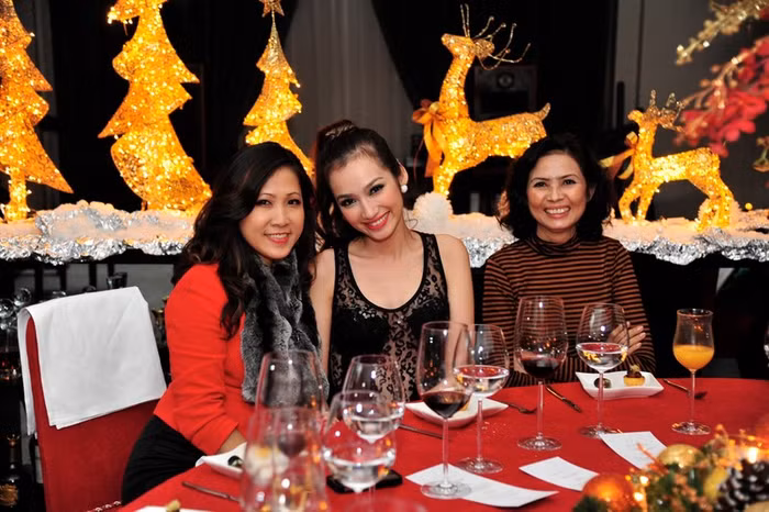 Người đẹp Hà My cùng mẹ con Hoa hậu Trúc Diễm. Ít ai biết rằng người đẹp Hà My chính là bà xã yêu của nhiếp ảnh gia nổi tiếng Quốc Huy, tác giả của bộ ảnh này.