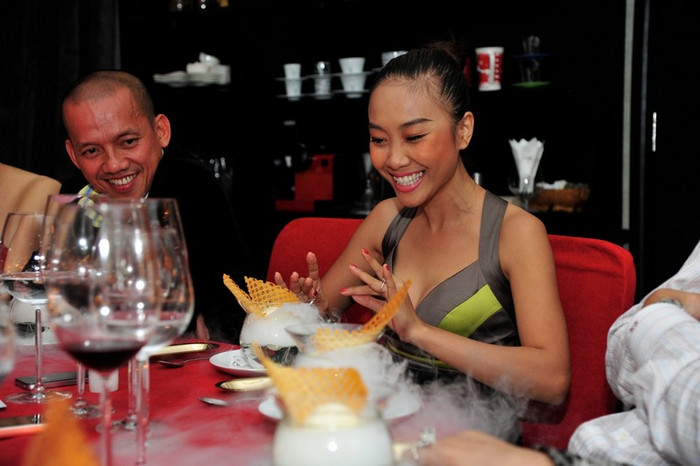 Và rất hào hứng trước sự tinh nghịch của Đoan Trang. Và rất hào hứng trước sự tinh nghịch của Đoan Trang.