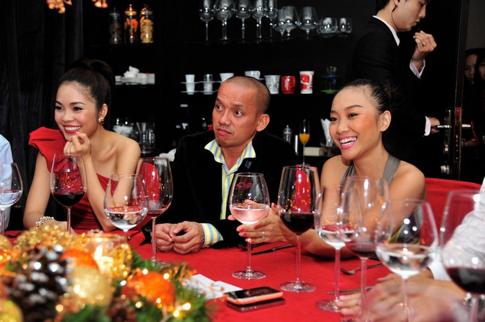 "Ông chủ em" Hữu Quý trông rất bỡ ngỡ giữa hai người đẹp. "Ông chủ em" Hữu Quý trông rất bỡ ngỡ giữa hai người đẹp.