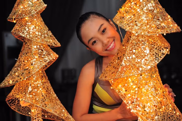 Sau những giây phút thăng hoa cùng bài hát, Đoan Trang trở lại đằm thắm, dịu dàng bên những cây thông cách điệu, lung linh ánh vàng.