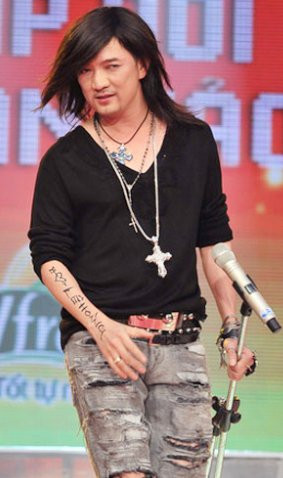 Mr Đàm và hình vẽ có tên Lê Hoàng trên cánh tay.