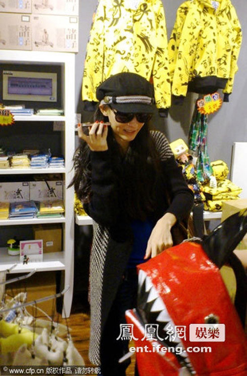 Trương Bá Chi bụng to bất thường ảnh 5 Trong khi Lucas mải mê chạy nhảy với các bạn, Trương Bá Chi tranh thủ ngắm đồ.