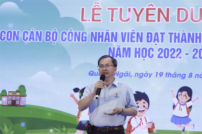 Ông Khương Lê Thành - Phó Bí thư Thường trực Đảng ủy, Thành viên Hội đồng Quản trị BSR phát biểu tại lễ tuyên dương các em học sinh.
