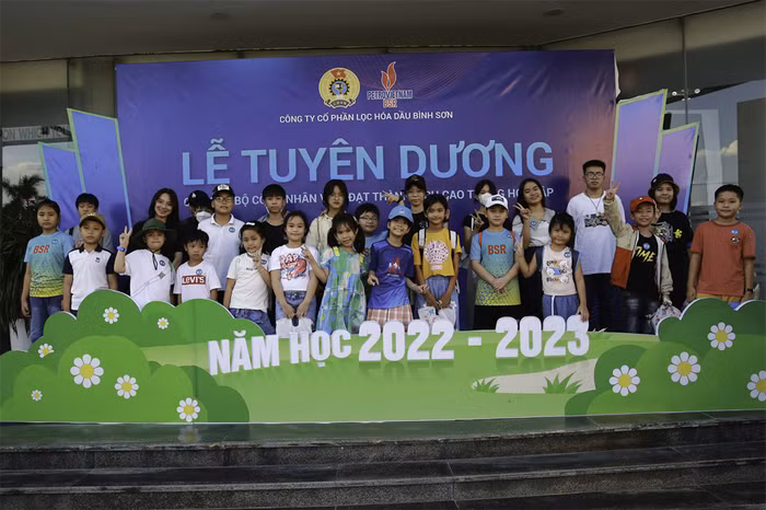 Hoạt động tuyên dương các em học sinh, sinh viên là con của cán bộ công nhân viên BSR được tổ chức thường niên nhằm tôn vinh, quan tâm và tạo điều kiện tốt nhất trong hoạt động học tập và giáo dục của các em.