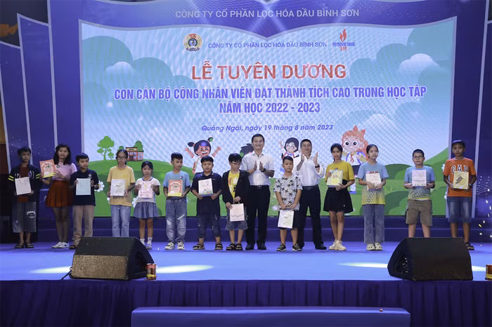 Ban lãnh đạo BSR trao thưởng cho các em có thành tích cao trong học tập.