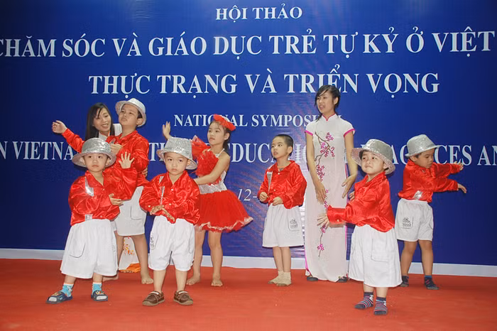 Văn nghệ giữa giáo viên và trẻ tự kỷ tại Trường chuyên biệt Ánh Sao. (Ảnh ĐCS)