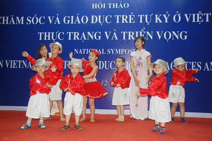 Văn nghệ giữa giáo viên và trẻ tự kỷ tại Trường chuyên biệt Ánh Sao. (Ảnh ĐCS) Văn nghệ giữa giáo viên và trẻ tự kỷ tại Trường chuyên biệt Ánh Sao. (Ảnh ĐCS)