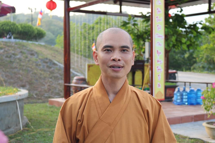 Đại đức Thích Trí Thịnh – trụ trì chùa Kim Sơn Lạc Hồng thuộc dự án Công viên Tâm linh Lạc Hồng Viên - Trưởng ban tổ chức buổi Đại lễ cho biết: “Nguồn gốc sự ra đời và ý nghĩa của Ngày Vu Lan Báo Hiếu xuất phát từ sự tích về Bồ tát Mục Kiền Liên đại hiếu đã cứu mẹ của mình ra khỏi kiếp ngạ quỷ. Vu Lan là ngày lễ hằng năm để tưởng nhớ công ơn cha mẹ và tổ tiên. Ngày lễ Vu Lan là dịp nhắc nhở các thế hệ con cháu chúng ta nhớ tới công ơn dưỡng dục sinh thành của ông bà, cha mẹ cũng như tổ tiên và các anh hùng dân tộc đã có công với đất nước. Không riêng gì đối với mỗi Phật tử, Lễ Vu Lan mở ra cả một mùa báo ân, báo hiếu. Báo hiếu ở đây là đối với bố mẹ, người đã sinh và nuôi dưỡng chúng ta không chỉ ở kiếp này mà còn ở nhiều kiếp khác, bởi Phật giáo luôn nhìn nhận con người trong mối tương quan nhân quả, trong vòng báo luân hồi. Điều này dẫn đến việc chúng ta phải mở rộng vòng báo hiếu ra tất cả các chúng sinh. “Phổ độ chúng sanh” ,”cứu nhân độ thế”, “xá tội vong nhân””. Đại đức Thích Trí Thịnh – trụ trì chùa Kim Sơn Lạc Hồng thuộc dự án Công viên Tâm linh Lạc Hồng Viên - Trưởng ban tổ chức buổi Đại lễ cho biết: “Nguồn gốc sự ra đời và ý nghĩa của Ngày Vu Lan Báo Hiếu xuất phát từ sự tích về Bồ tát Mục Kiền Liên đại hiếu đã cứu mẹ của mình ra khỏi kiếp ngạ quỷ. Vu Lan là ngày lễ hằng năm để tưởng nhớ công ơn cha mẹ và tổ tiên. Ngày lễ Vu Lan là dịp nhắc nhở các thế hệ con cháu chúng ta nhớ tới công ơn dưỡng dục sinh thành của ông bà, cha mẹ cũng như tổ tiên và các anh hùng dân tộc đã có công với đất nước. Không riêng gì đối với mỗi Phật tử, Lễ Vu Lan mở ra cả một mùa báo ân, báo hiếu. Báo hiếu ở đây là đối với bố mẹ, người đã sinh và nuôi dưỡng chúng ta không chỉ ở kiếp này mà còn ở nhiều kiếp khác, bởi Phật giáo luôn nhìn nhận con người trong mối tương quan nhân quả, trong vòng báo luân hồi. Điều này dẫn đến việc chúng ta phải mở rộng vòng báo hiếu ra tất cả các chúng sinh. “Phổ độ chúng sanh” ,”cứu nhân độ thế”, “xá tội vong nhân””.