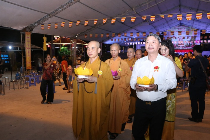 Dòng người tham dự nghi thức thả đèn hoa đăng cầu siêu độ vong linh. Ảnh: T.Đ Dòng người tham dự nghi thức thả đèn hoa đăng cầu siêu độ vong linh. Ảnh: T.Đ