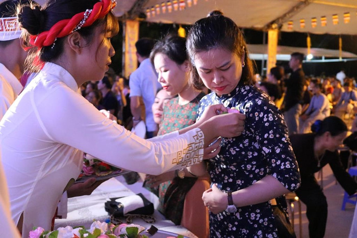 Các phật tử tham dự nghi lễ bông hồng cài áo. Ảnh: Đỗ Thơm Các phật tử tham dự nghi lễ bông hồng cài áo. Ảnh: Đỗ Thơm