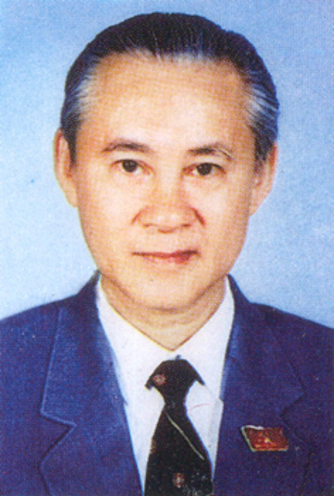 GS Nguyễn Đình Tứ giữ chức Thứ trưởng (tháng 4 - tháng 6, 1976) rồi Bộ trưởng Bộ Đại học và Trung học chuyên nghiệp (tháng 6, 1976 - tháng 2, 1987), Viện trưởng Viện Năng lượng Nguyên tử Quốc gia, Chủ nhiệm Ủy ban Khoa học, Công nghệ và Môi trường của Quốc hội, Bí thư Trung ương Đảng, Trưởng ban Ban Khoa giáo Trung ương. >>Chùm ảnh: Bộ trưởng Phạm Vũ Luận thăm Lớp học Hy vọng >>Những hình ảnh xúc động về "lớp học tật nguyền" của bà lão 80 tuổi >>NHỮNG BỨC ẢNH ĐEN TRẮNG QUÝ HIẾM VỀ HỌC SINH THỜI CHIẾN >>Chùm ảnh: Bộ trưởng Phạm Vũ Luận đánh trống khai giảng năm học mới >>Phát sốt vì 4 nữ giáo viên xinh đẹp >>Hoa khôi ĐH Thương Mại 2012 duyên dáng áo dài GS Nguyễn Đình Tứ giữ chức Thứ trưởng (tháng 4 - tháng 6, 1976) rồi Bộ trưởng Bộ Đại học và Trung học chuyên nghiệp (tháng 6, 1976 - tháng 2, 1987), Viện trưởng Viện Năng lượng Nguyên tử Quốc gia, Chủ nhiệm Ủy ban Khoa học, Công nghệ và Môi trường của Quốc hội, Bí thư Trung ương Đảng, Trưởng ban Ban Khoa giáo Trung ương. >>Chùm ảnh: Bộ trưởng Phạm Vũ Luận thăm Lớp học Hy vọng >>Những hình ảnh xúc động về "lớp học tật nguyền" của bà lão 80 tuổi >>NHỮNG BỨC ẢNH ĐEN TRẮNG QUÝ HIẾM VỀ HỌC SINH THỜI CHIẾN >>Chùm ảnh: Bộ trưởng Phạm Vũ Luận đánh trống khai giảng năm học mới >>Phát sốt vì 4 nữ giáo viên xinh đẹp >>Hoa khôi ĐH Thương Mại 2012 duyên dáng áo dài