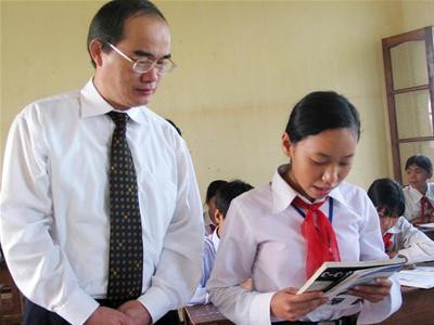 Năm 2006, ông được đề bạt vào cương vị Bộ trưởng Giáo dục. Mở đầu năm học 2006 - 2007, ông thực hiện cuộc vận động hai không: "Nói không với tiêu cực trong thi cử" và "Nói không với việc chạy theo thành tích". Sau cuộc vận động này, nhiều tiêu cực trong thi cử được đưa ra ánh sáng và bị xử lý. >>Chùm ảnh: Bộ trưởng Phạm Vũ Luận thăm Lớp học Hy vọng >>Những hình ảnh xúc động về "lớp học tật nguyền" của bà lão 80 tuổi >>NHỮNG BỨC ẢNH ĐEN TRẮNG QUÝ HIẾM VỀ HỌC SINH THỜI CHIẾN >>Chùm ảnh: Bộ trưởng Phạm Vũ Luận đánh trống khai giảng năm học mới >>Phát sốt vì 4 nữ giáo viên xinh đẹp >>Hoa khôi ĐH Thương Mại 2012 duyên dáng áo dài Năm 2006, ông được đề bạt vào cương vị Bộ trưởng Giáo dục. Mở đầu năm học 2006 - 2007, ông thực hiện cuộc vận động hai không: "Nói không với tiêu cực trong thi cử" và "Nói không với việc chạy theo thành tích". Sau cuộc vận động này, nhiều tiêu cực trong thi cử được đưa ra ánh sáng và bị xử lý. >>Chùm ảnh: Bộ trưởng Phạm Vũ Luận thăm Lớp học Hy vọng >>Những hình ảnh xúc động về "lớp học tật nguyền" của bà lão 80 tuổi >>NHỮNG BỨC ẢNH ĐEN TRẮNG QUÝ HIẾM VỀ HỌC SINH THỜI CHIẾN >>Chùm ảnh: Bộ trưởng Phạm Vũ Luận đánh trống khai giảng năm học mới >>Phát sốt vì 4 nữ giáo viên xinh đẹp >>Hoa khôi ĐH Thương Mại 2012 duyên dáng áo dài