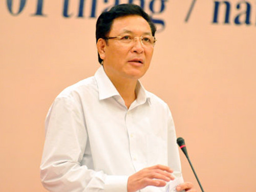 Bộ trưởng Phạm Vũ Luận (sinh năm 1955) tại Thanh Oai, Hà Nội. Ông bảo vệ thành công luận án Tiến sĩ kinh tế tại Liên Xô (cũ). Trước khi chuyển công tác về Bộ Giáo dục, ông đã có thời gian dài làm công tác giảng dạy trực tiếp và là Hiệu trưởng Trường ĐH Thương Mại. >>Chùm ảnh: Bộ trưởng Phạm Vũ Luận thăm Lớp học Hy vọng >>Những hình ảnh xúc động về "lớp học tật nguyền" của bà lão 80 tuổi >>NHỮNG BỨC ẢNH ĐEN TRẮNG QUÝ HIẾM VỀ HỌC SINH THỜI CHIẾN >>Chùm ảnh: Bộ trưởng Phạm Vũ Luận đánh trống khai giảng năm học mới >>Phát sốt vì 4 nữ giáo viên xinh đẹp >>Hoa khôi ĐH Thương Mại 2012 duyên dáng áo dài Bộ trưởng Phạm Vũ Luận (sinh năm 1955) tại Thanh Oai, Hà Nội. Ông bảo vệ thành công luận án Tiến sĩ kinh tế tại Liên Xô (cũ). Trước khi chuyển công tác về Bộ Giáo dục, ông đã có thời gian dài làm công tác giảng dạy trực tiếp và là Hiệu trưởng Trường ĐH Thương Mại. >>Chùm ảnh: Bộ trưởng Phạm Vũ Luận thăm Lớp học Hy vọng >>Những hình ảnh xúc động về "lớp học tật nguyền" của bà lão 80 tuổi >>NHỮNG BỨC ẢNH ĐEN TRẮNG QUÝ HIẾM VỀ HỌC SINH THỜI CHIẾN >>Chùm ảnh: Bộ trưởng Phạm Vũ Luận đánh trống khai giảng năm học mới >>Phát sốt vì 4 nữ giáo viên xinh đẹp >>Hoa khôi ĐH Thương Mại 2012 duyên dáng áo dài