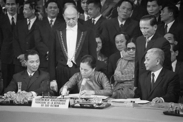 Bà nổi tiếng trên thế giới khi giữ cương vị Trưởng phái đoàn Mặt trận Dân tộc Giải phóng miền Nam Việt Nam, rồi Chính phủ Cách mạng lâm thời Cộng hòa Miền Nam Việt Nam tham gia Hội nghị 4 bên về hòa bình cho Việt Nam tại Paris trong giai đoạn 1968-1973. Bà là 1 trong những người đại diện các bên ký hiệp định Paris năm 1973 và là người phụ nữ duy nhất đặt bút kí vào Hiệp định. >>Chùm ảnh: Bộ trưởng Phạm Vũ Luận thăm Lớp học Hy vọng >>Những hình ảnh xúc động về "lớp học tật nguyền" của bà lão 80 tuổi >>NHỮNG BỨC ẢNH ĐEN TRẮNG QUÝ HIẾM VỀ HỌC SINH THỜI CHIẾN >>Chùm ảnh: Bộ trưởng Phạm Vũ Luận đánh trống khai giảng năm học mới >>Phát sốt vì 4 nữ giáo viên xinh đẹp >>Hoa khôi ĐH Thương Mại 2012 duyên dáng áo dài Bà nổi tiếng trên thế giới khi giữ cương vị Trưởng phái đoàn Mặt trận Dân tộc Giải phóng miền Nam Việt Nam, rồi Chính phủ Cách mạng lâm thời Cộng hòa Miền Nam Việt Nam tham gia Hội nghị 4 bên về hòa bình cho Việt Nam tại Paris trong giai đoạn 1968-1973. Bà là 1 trong những người đại diện các bên ký hiệp định Paris năm 1973 và là người phụ nữ duy nhất đặt bút kí vào Hiệp định. >>Chùm ảnh: Bộ trưởng Phạm Vũ Luận thăm Lớp học Hy vọng >>Những hình ảnh xúc động về "lớp học tật nguyền" của bà lão 80 tuổi >>NHỮNG BỨC ẢNH ĐEN TRẮNG QUÝ HIẾM VỀ HỌC SINH THỜI CHIẾN >>Chùm ảnh: Bộ trưởng Phạm Vũ Luận đánh trống khai giảng năm học mới >>Phát sốt vì 4 nữ giáo viên xinh đẹp >>Hoa khôi ĐH Thương Mại 2012 duyên dáng áo dài