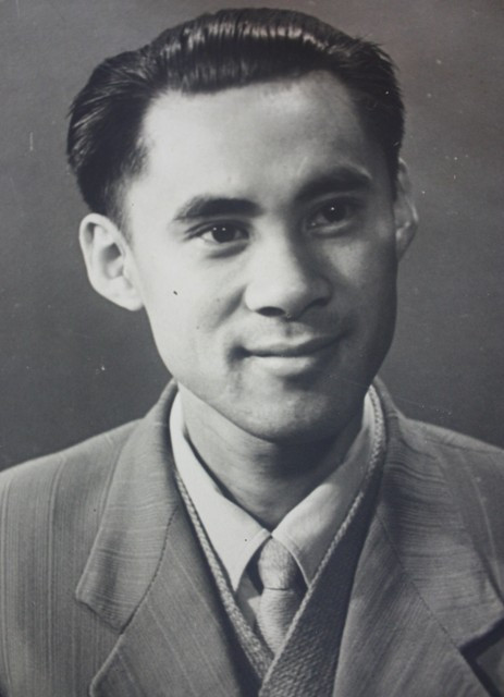GS.TS Nguyễn Đình Tứ (1932-1996) là một nhà vật lý hạt nhân, nhà lãnh đạo nền khoa học Việt Nam. Ông từng là Phó Chủ tịch Hội Vật lý Việt Nam (1966-1985), Phó Hiệu trưởng Trường ĐH Tổng hợp Hà Nội (tháng 7, 1971 - tháng 3, 1976). >>Chùm ảnh: Bộ trưởng Phạm Vũ Luận thăm Lớp học Hy vọng >>Những hình ảnh xúc động về "lớp học tật nguyền" của bà lão 80 tuổi >>NHỮNG BỨC ẢNH ĐEN TRẮNG QUÝ HIẾM VỀ HỌC SINH THỜI CHIẾN >>Chùm ảnh: Bộ trưởng Phạm Vũ Luận đánh trống khai giảng năm học mới >>Phát sốt vì 4 nữ giáo viên xinh đẹp >>Hoa khôi ĐH Thương Mại 2012 duyên dáng áo dài GS.TS Nguyễn Đình Tứ (1932-1996) là một nhà vật lý hạt nhân, nhà lãnh đạo nền khoa học Việt Nam. Ông từng là Phó Chủ tịch Hội Vật lý Việt Nam (1966-1985), Phó Hiệu trưởng Trường ĐH Tổng hợp Hà Nội (tháng 7, 1971 - tháng 3, 1976). >>Chùm ảnh: Bộ trưởng Phạm Vũ Luận thăm Lớp học Hy vọng >>Những hình ảnh xúc động về "lớp học tật nguyền" của bà lão 80 tuổi >>NHỮNG BỨC ẢNH ĐEN TRẮNG QUÝ HIẾM VỀ HỌC SINH THỜI CHIẾN >>Chùm ảnh: Bộ trưởng Phạm Vũ Luận đánh trống khai giảng năm học mới >>Phát sốt vì 4 nữ giáo viên xinh đẹp >>Hoa khôi ĐH Thương Mại 2012 duyên dáng áo dài