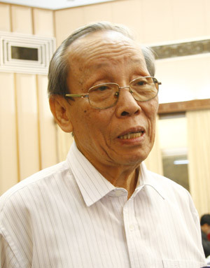 GS.TS Trần Hồng Quân (sinh ngày 15 tháng 2 năm 1937) là nguyên Bộ trưởng Bộ Đại học và Trung học chuyên nghiệp, nguyên Bộ trưởng Bộ Giáo dục và Đào tạo, Cộng hòa Xã hội chủ nghĩa Việt Nam; Ủy viên Ban Chấp hành Trung ương Đảng Cộng sản Việt Nam khóa VI (dự khuyết), VII, VIII, nguyên Hiệu trưởng Trường Đại học Bách khoa TP Hồ Chí Minh. >>Chùm ảnh: Bộ trưởng Phạm Vũ Luận thăm Lớp học Hy vọng >>Những hình ảnh xúc động về "lớp học tật nguyền" của bà lão 80 tuổi >>NHỮNG BỨC ẢNH ĐEN TRẮNG QUÝ HIẾM VỀ HỌC SINH THỜI CHIẾN >>Chùm ảnh: Bộ trưởng Phạm Vũ Luận đánh trống khai giảng năm học mới >>Phát sốt vì 4 nữ giáo viên xinh đẹp >>Hoa khôi ĐH Thương Mại 2012 duyên dáng áo dài GS.TS Trần Hồng Quân (sinh ngày 15 tháng 2 năm 1937) là nguyên Bộ trưởng Bộ Đại học và Trung học chuyên nghiệp, nguyên Bộ trưởng Bộ Giáo dục và Đào tạo, Cộng hòa Xã hội chủ nghĩa Việt Nam; Ủy viên Ban Chấp hành Trung ương Đảng Cộng sản Việt Nam khóa VI (dự khuyết), VII, VIII, nguyên Hiệu trưởng Trường Đại học Bách khoa TP Hồ Chí Minh. >>Chùm ảnh: Bộ trưởng Phạm Vũ Luận thăm Lớp học Hy vọng >>Những hình ảnh xúc động về "lớp học tật nguyền" của bà lão 80 tuổi >>NHỮNG BỨC ẢNH ĐEN TRẮNG QUÝ HIẾM VỀ HỌC SINH THỜI CHIẾN >>Chùm ảnh: Bộ trưởng Phạm Vũ Luận đánh trống khai giảng năm học mới >>Phát sốt vì 4 nữ giáo viên xinh đẹp >>Hoa khôi ĐH Thương Mại 2012 duyên dáng áo dài