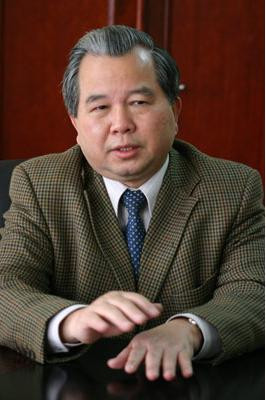 PGS.TS Nguyễn Minh Hiển, sinh ngày 1 tháng 2 năm 1948; Quê quán: Xã Quang Trung, huyện Kiến Xương, tỉnh Thái Bình; nguyên Ủy viên Ban Chấp hành Trung ương Đảng Cộng sản Việt Nam khóa VIII, IX; nguyên Bộ trưởng Bộ Giáo dục và Đào tạo Việt Nam, nguyên Hiệu trưởng Đại học Bách khoa Hà Nội. >>Chùm ảnh: Bộ trưởng Phạm Vũ Luận thăm Lớp học Hy vọng >>Những hình ảnh xúc động về "lớp học tật nguyền" của bà lão 80 tuổi >>NHỮNG BỨC ẢNH ĐEN TRẮNG QUÝ HIẾM VỀ HỌC SINH THỜI CHIẾN >>Chùm ảnh: Bộ trưởng Phạm Vũ Luận đánh trống khai giảng năm học mới >>Phát sốt vì 4 nữ giáo viên xinh đẹp >>Hoa khôi ĐH Thương Mại 2012 duyên dáng áo dài PGS.TS Nguyễn Minh Hiển, sinh ngày 1 tháng 2 năm 1948; Quê quán: Xã Quang Trung, huyện Kiến Xương, tỉnh Thái Bình; nguyên Ủy viên Ban Chấp hành Trung ương Đảng Cộng sản Việt Nam khóa VIII, IX; nguyên Bộ trưởng Bộ Giáo dục và Đào tạo Việt Nam, nguyên Hiệu trưởng Đại học Bách khoa Hà Nội. >>Chùm ảnh: Bộ trưởng Phạm Vũ Luận thăm Lớp học Hy vọng >>Những hình ảnh xúc động về "lớp học tật nguyền" của bà lão 80 tuổi >>NHỮNG BỨC ẢNH ĐEN TRẮNG QUÝ HIẾM VỀ HỌC SINH THỜI CHIẾN >>Chùm ảnh: Bộ trưởng Phạm Vũ Luận đánh trống khai giảng năm học mới >>Phát sốt vì 4 nữ giáo viên xinh đẹp >>Hoa khôi ĐH Thương Mại 2012 duyên dáng áo dài