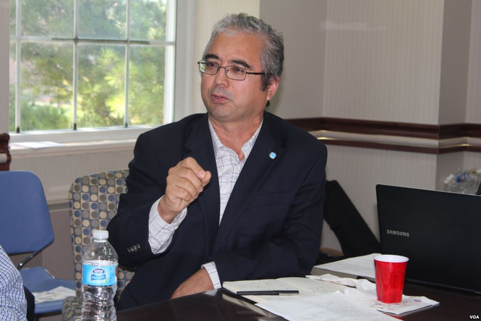 Nhà bình luận Ilshat Hassan, ảnh: Uyghurnet. Nhà bình luận Ilshat Hassan, ảnh: Uyghurnet.