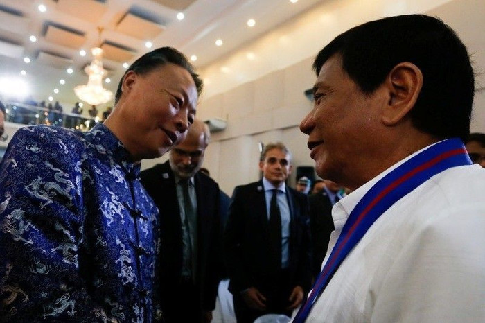 Đại sứ Trung Quốc tại Philippines Triệu Giám Hoa và Tổng thống Rodrigo Duterte năm 2016. Ảnh: Philstar. Đại sứ Trung Quốc tại Philippines Triệu Giám Hoa và Tổng thống Rodrigo Duterte năm 2016. Ảnh: Philstar.
