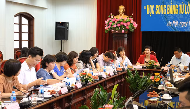 Bà Bùi Thị Minh Nga và lãnh đạo các phòng giáo dục và đào tạo một số quận, lãnh đạo 7 trường trung học cơ sở tuyển sinh "song bằng" trong buổi giao lưu trực tuyến ngày 10/7. Ảnh: Báo Nhân Dân.