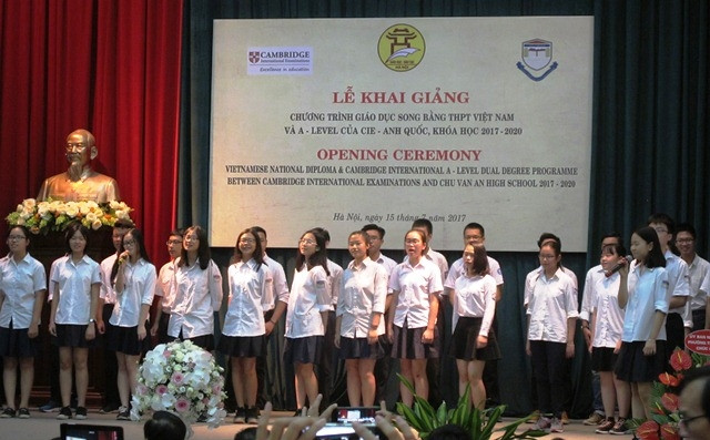 Văn nghệ chào mừng lễ khai giảng chương trình thí điểm đào tạo song bằng tú tài tại Trường Trung học phổ thông Chu Văn An ngày 15/7/2017, ảnh: Thùy Linh / Báo Nhân Dân. Văn nghệ chào mừng lễ khai giảng chương trình thí điểm đào tạo song bằng tú tài tại Trường Trung học phổ thông Chu Văn An ngày 15/7/2017, ảnh: Thùy Linh / Báo Nhân Dân.