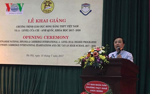 Tiến sĩ Chử Xuân Dũng - Phó giám đốc Sở Giáo dục và Đào tạo Hà Nội phát biểu tại lễ khai giảng chương trình giáo dục song bằng (thí điểm) tại Trường Trung học phổ thông Chu Văn An ngày 15/7/2017. Ảnh: VOV. Tiến sĩ Chử Xuân Dũng - Phó giám đốc Sở Giáo dục và Đào tạo Hà Nội phát biểu tại lễ khai giảng chương trình giáo dục song bằng (thí điểm) tại Trường Trung học phổ thông Chu Văn An ngày 15/7/2017. Ảnh: VOV.