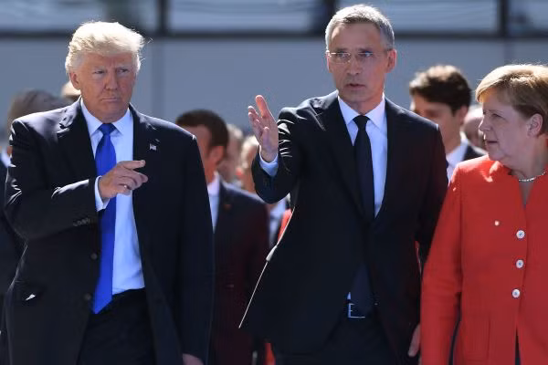 Tổng thống Donald Trump và Tổng thư ký NATO, lãnh đạo quốc gia thành viên NATO. Ảnh: CNBC / Getty Images.