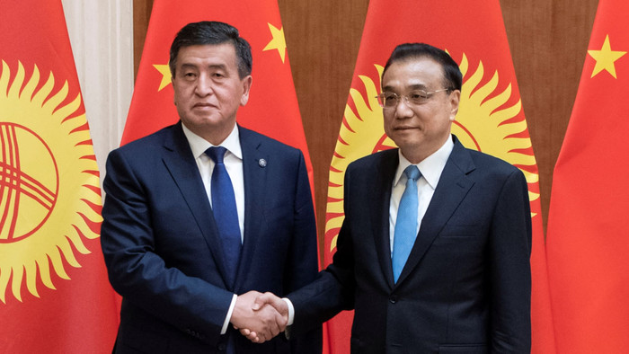 Tổng thống Kyrgyzstan Sooronbai Jeenbekov bắt tay với Thủ tướng Trung Quốc Lý Khắc Cường tại Bắc Kinh vào ngày 7/6. Ảnh: Reuters. Tổng thống Kyrgyzstan Sooronbai Jeenbekov bắt tay với Thủ tướng Trung Quốc Lý Khắc Cường tại Bắc Kinh vào ngày 7/6. Ảnh: Reuters.