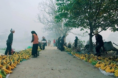 Một góc phiên chợ quê - hai bên đường bán la liệt chuối. Một góc phiên chợ quê - hai bên đường bán la liệt chuối.
