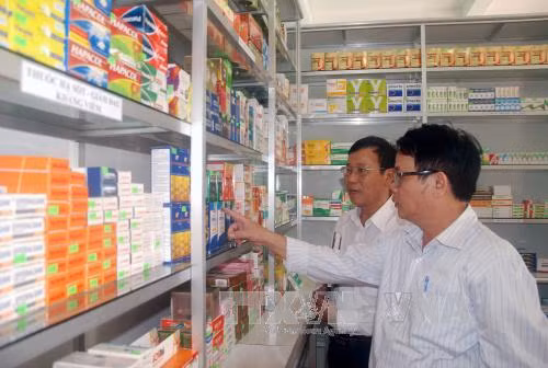 Giám sát, kiểm tra chất lượng thuốc, giá thuốc. ảnh minh họa: TTXVN.