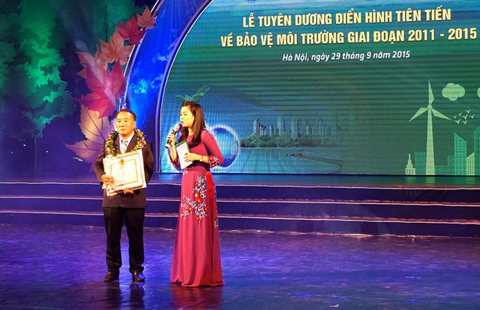 Thầy Nguyễn Ngọc Hải nhận giải thưởng khoa học về bảo vệ môi trường do Bộ Tài nguyên và Môi trường tổ chức. . (Ảnh: N.H) Thầy Nguyễn Ngọc Hải nhận giải thưởng khoa học về bảo vệ môi trường do Bộ Tài nguyên và Môi trường tổ chức. . (Ảnh: N.H)