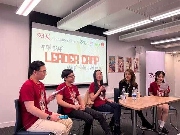 Buổi toạ đàm “Walk your own path – Hãy đi theo cách của bạn” với những chia sẻ chân thành từ các vị diễn giả. Ảnh: Ban tổ chức cung cấp