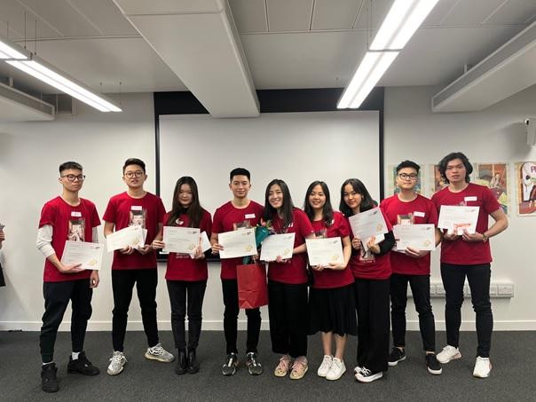 Đội chiến thắng nhận được giấy chứng nhận và phần quà hấp dẫn từ chương trình. Ảnh: Ban tổ chức cung cấp