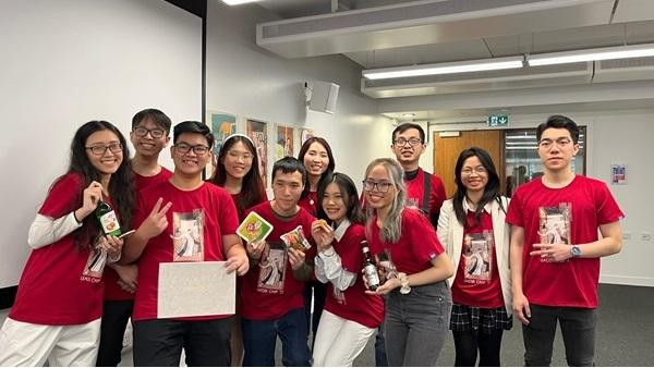 Đội chiến thắng trò chơi “Qua cầu rút ván” với chứng nhận và phần quà thú vị từ Ban tổ chức. Ảnh: Ban tổ chức cung cấp