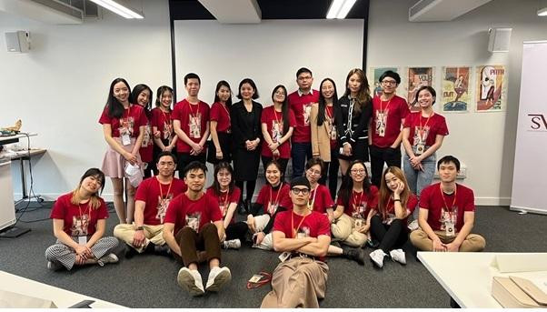 Ban Chấp hành Hội Sinh viên Việt Nam tại Anh (SVUK) chụp ảnh cùng các khách mời và diễn giả. Ảnh: Ban tổ chức cung cấp