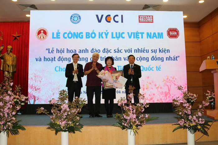 Tiến sĩ, Viện sĩ Nguyễn Thị Thanh Nhàn đại diện AIC Group nhận bằng xác nhận kỷ lục Việt Nam. Ảnh: Đỗ Thơm Tiến sĩ, Viện sĩ Nguyễn Thị Thanh Nhàn đại diện AIC Group nhận bằng xác nhận kỷ lục Việt Nam. Ảnh: Đỗ Thơm